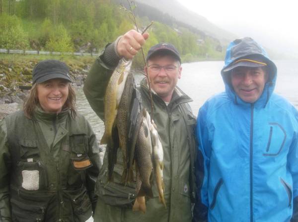 Solen skinner ikke bare på laksefiskeren!